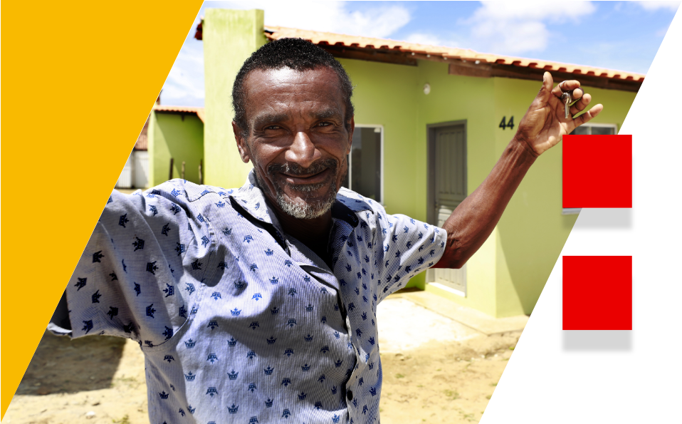 Idoso comemorando com chave da casa na mão